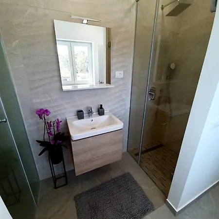 Seafront Villa Sentada Near Trogir, Private Pool, Bbq, Private Parking Vinišće